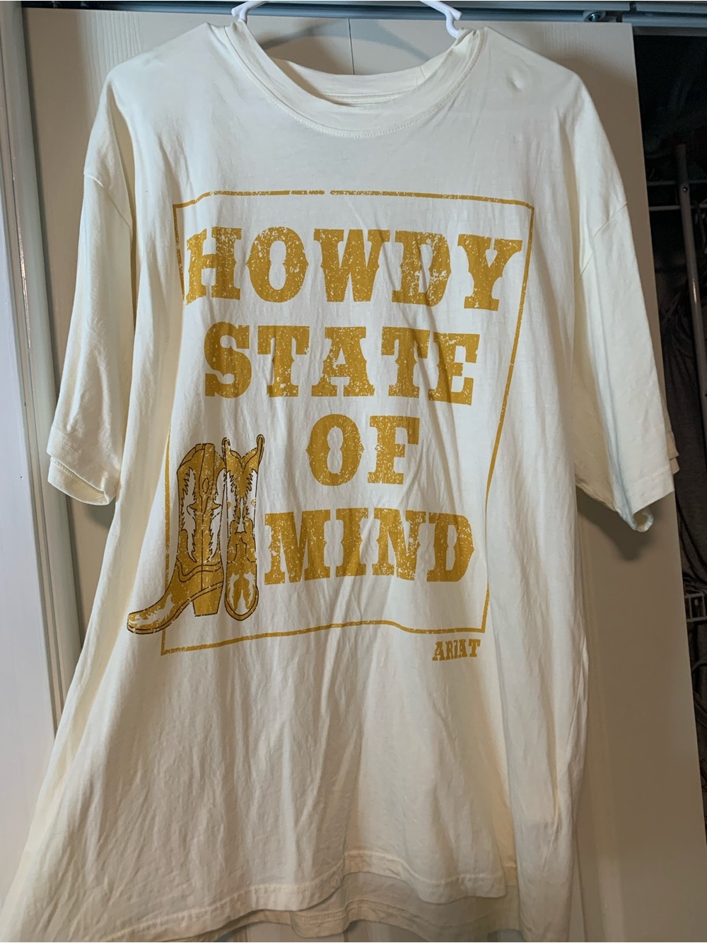 Ariat Cream Tee with Gold 'Howdy State of Mind' Graphic